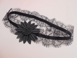 Headband en dentelle de Chantilly avec grosse fleur en guipure et en cristal
