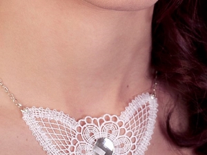 Collier papillon en dentelle blanche avec un cabochon en cristal de Swarovski