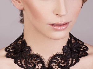 Collier en guipure noire