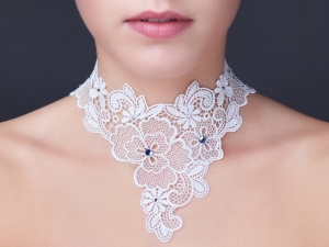 collier de mariée en dentelle avec des strass en cristal