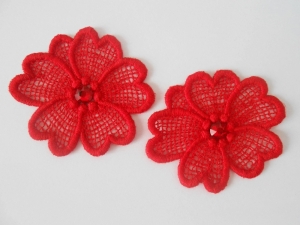 fleurs en dentelle rouge