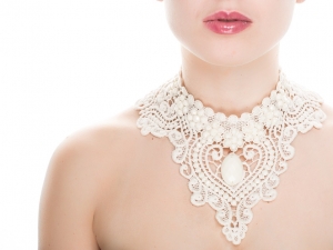 Collier en dentelle ivoire