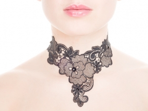 Collier en dentelle avec des strass en cristal de Swarovski