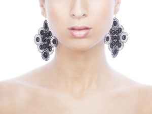 Boucles d'oreilles en dentelle avec des strass en cristal de Swarovski