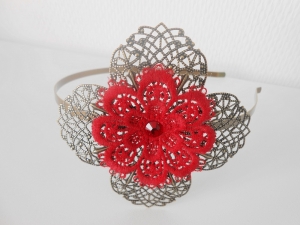 Serre tête en métal filigrané avec une fleur en dentelle rouge peinte à la main et un strass en cristal de Swarovski